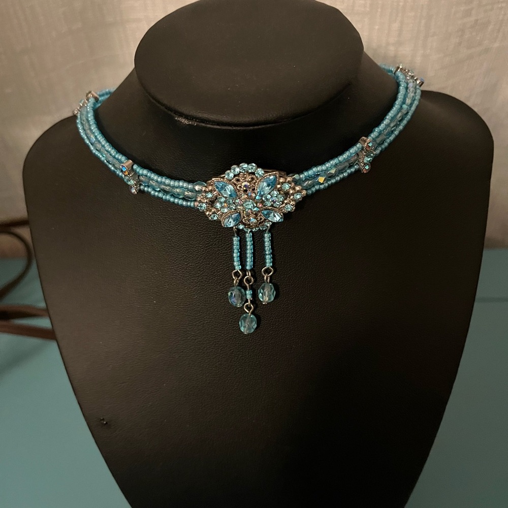 Pretty blue choker